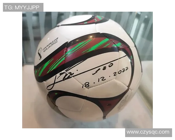 足球巨星为粉丝签名瞬间引发热烈反响 见证偶像亲切一面